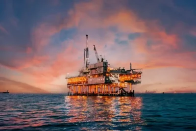 Petróleo sobe 4% na semana e supera US$ 114 com ataques à Arábia Saudita
