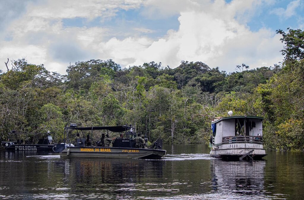 Policiais militares em missão em embarcação no Amazonas. Foto: Marinha do Brasil / Flickr Oficial