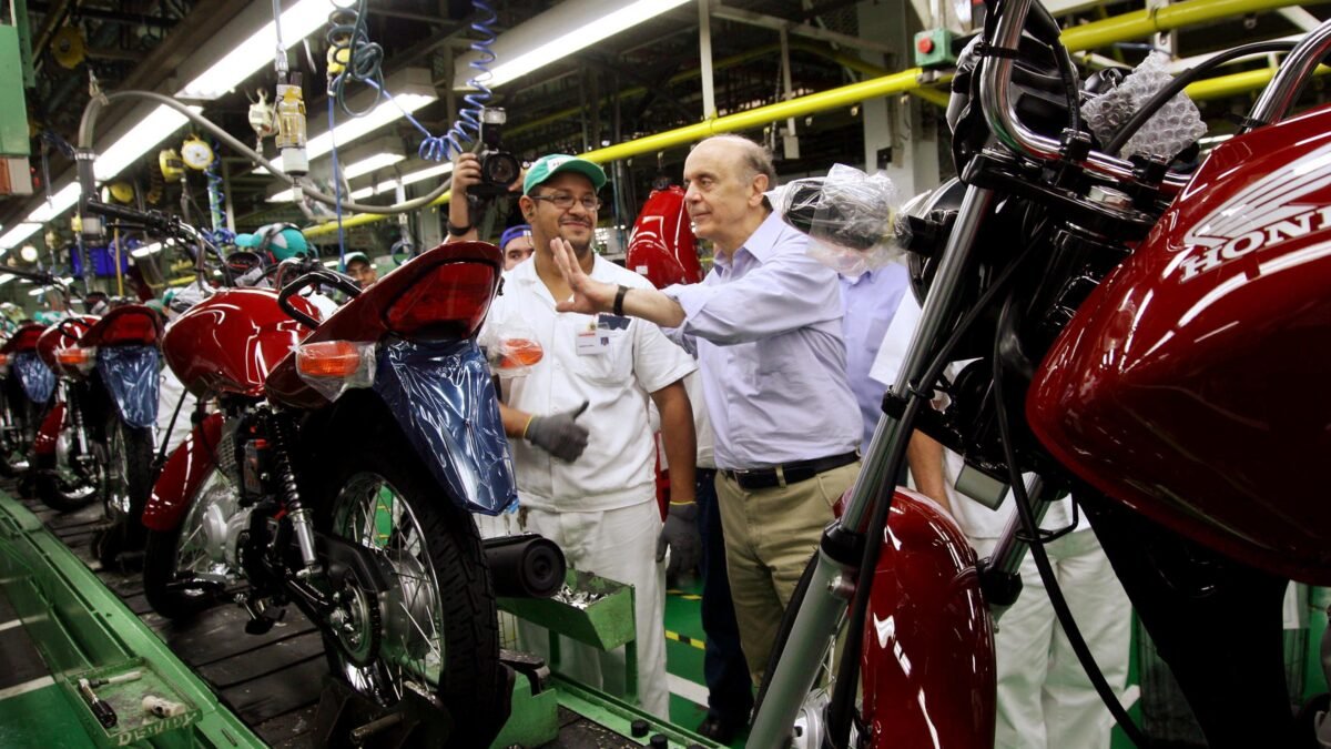 Instalações industriais e fábricas do Polo Industrial de Manaus.