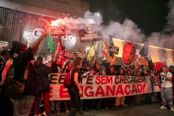 Ato em frente à Globo exige que debate tenha checagem de fatos não só nos sites, mas na TV