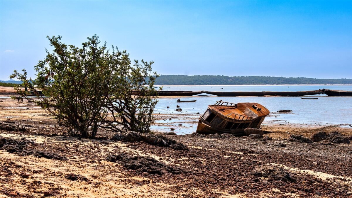 Embarcação fluvial encalhada no leito seco de rio durante a estiagem histórica na Amazônia.