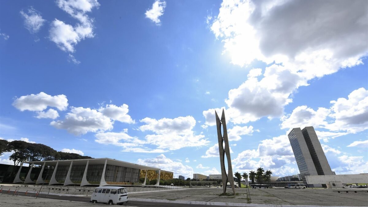 Vista panorâmica da Praça dos Três Poderes em Brasília com o Congresso e o STF.