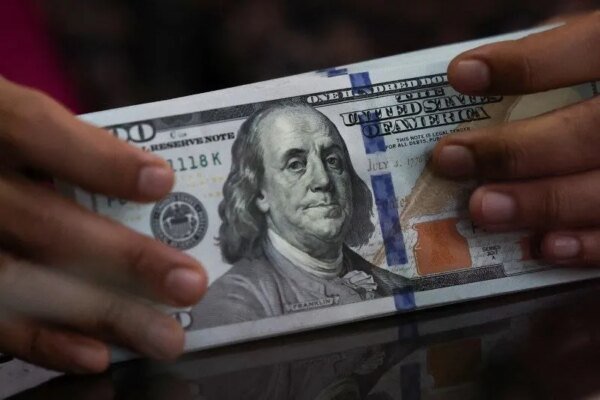 Dólar inicia dia em alta acompanhando guerra no Oriente Médio