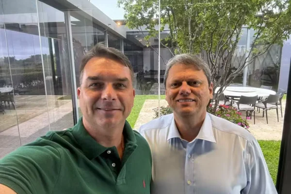 Flávio Bolsonaro encerra campanha com motocarreata no interior de São Paulo