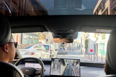 Carros chineses e Tesla testam direção autônoma em Paris